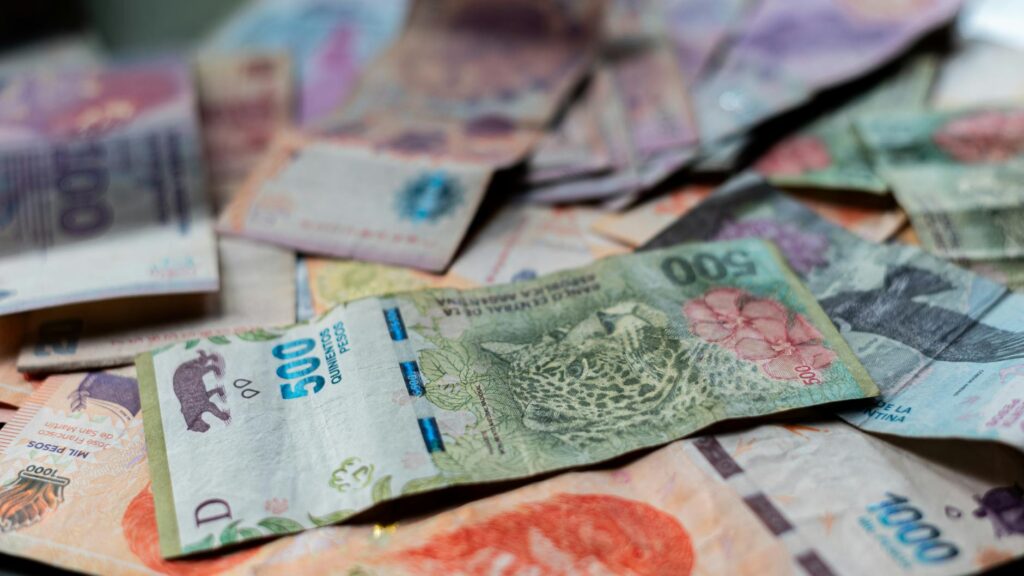 Polskie banknoty rozrzucone na płaskiej powierzchni