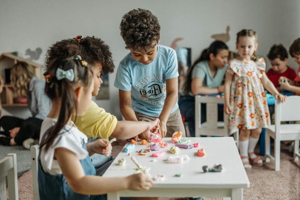 dofinansowanie żłobka – dzieci w żłobku bawią się materiałami edukacyjnymi